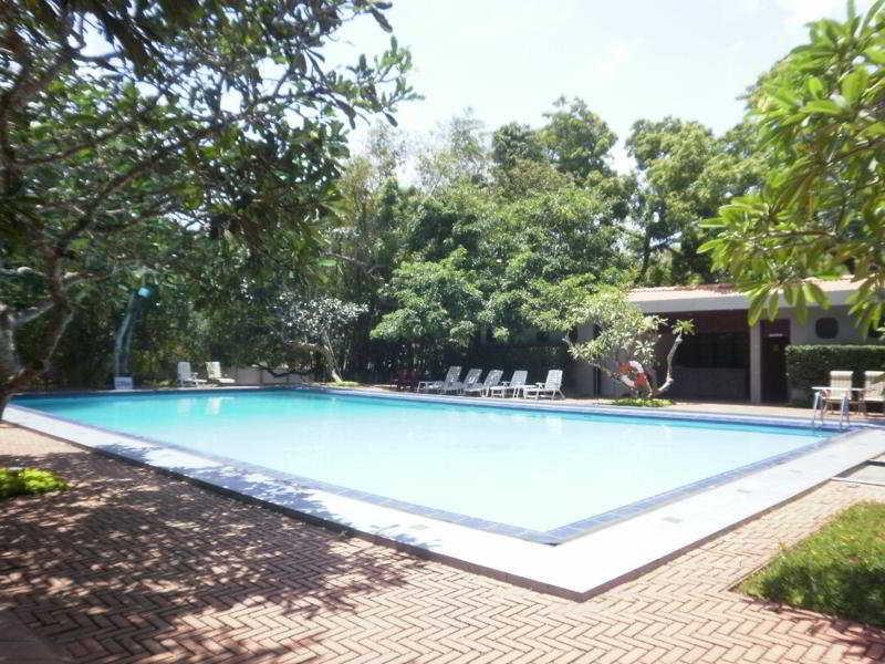Peacock Beach Hotel 汉班托塔 外观 照片