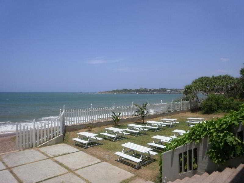 Peacock Beach Hotel 汉班托塔 外观 照片