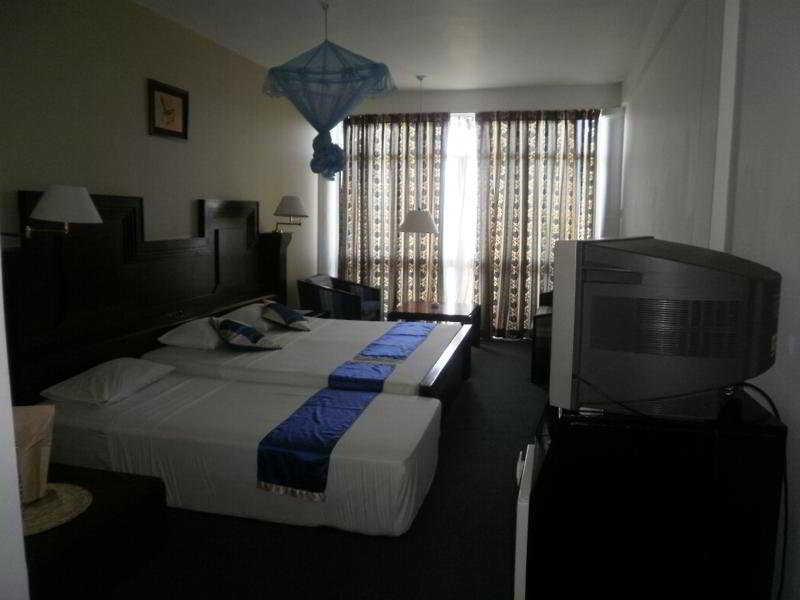 Peacock Beach Hotel 汉班托塔 外观 照片