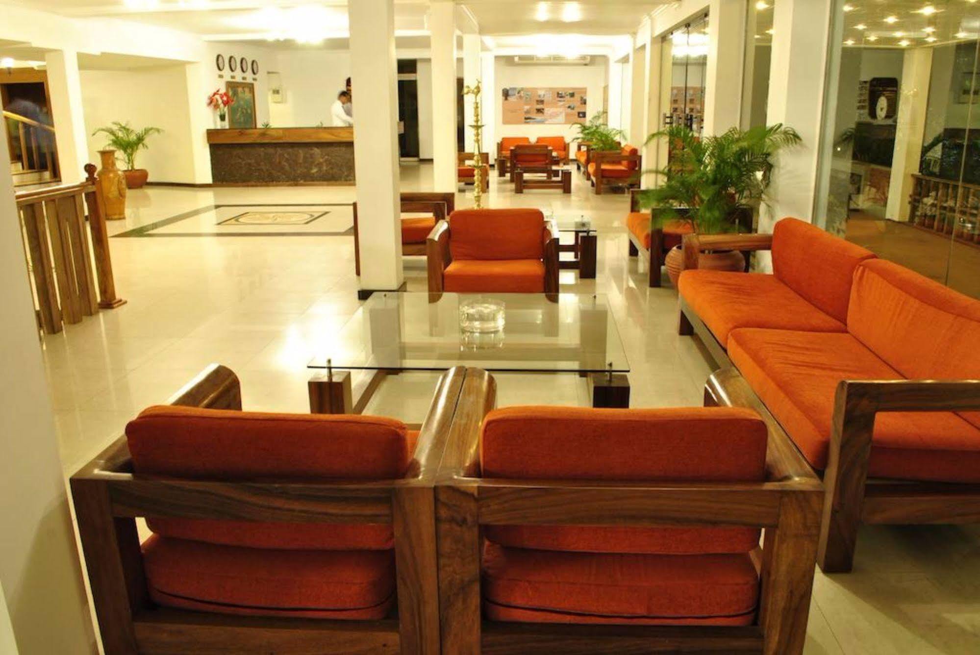 Peacock Beach Hotel 汉班托塔 外观 照片