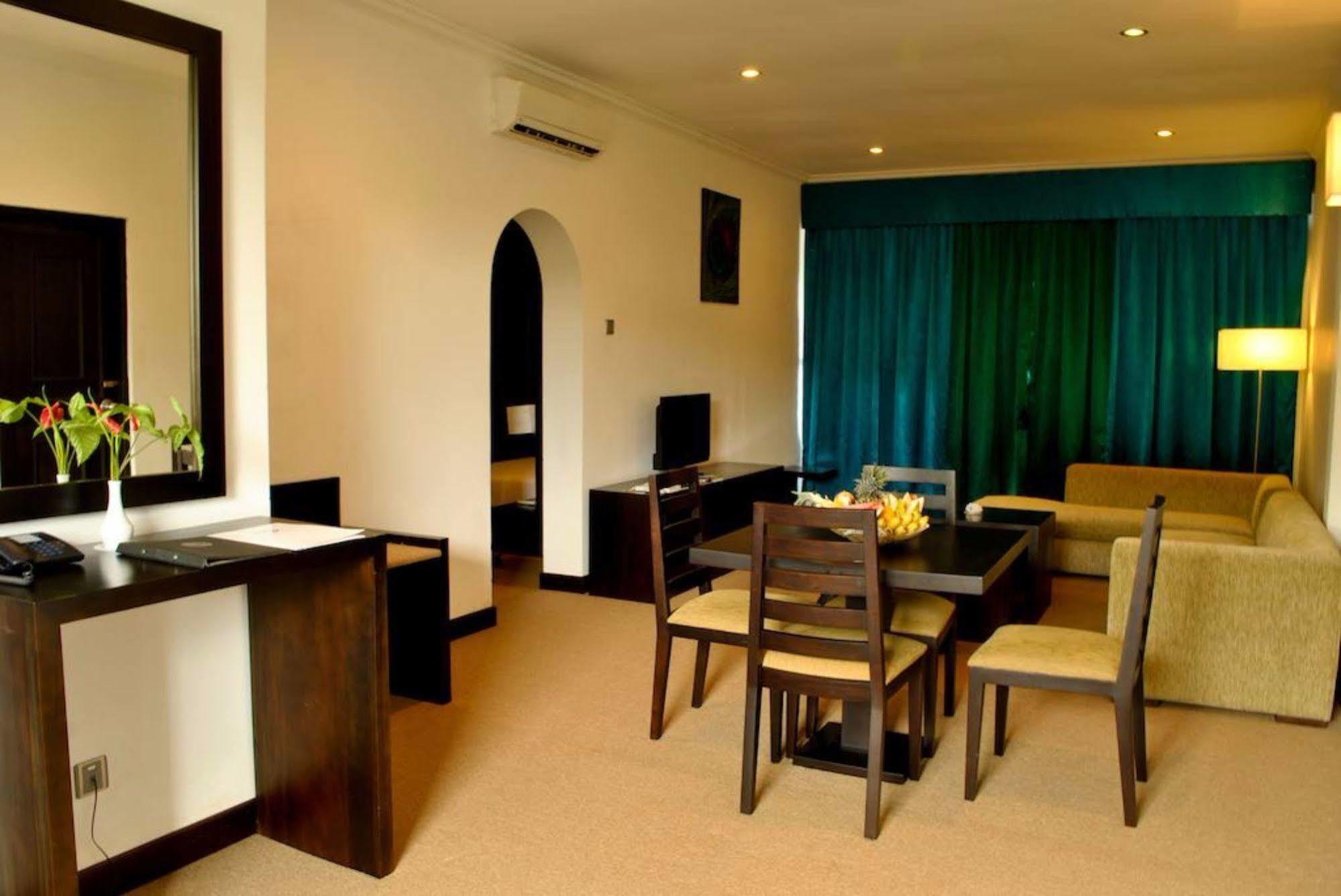 Peacock Beach Hotel 汉班托塔 外观 照片