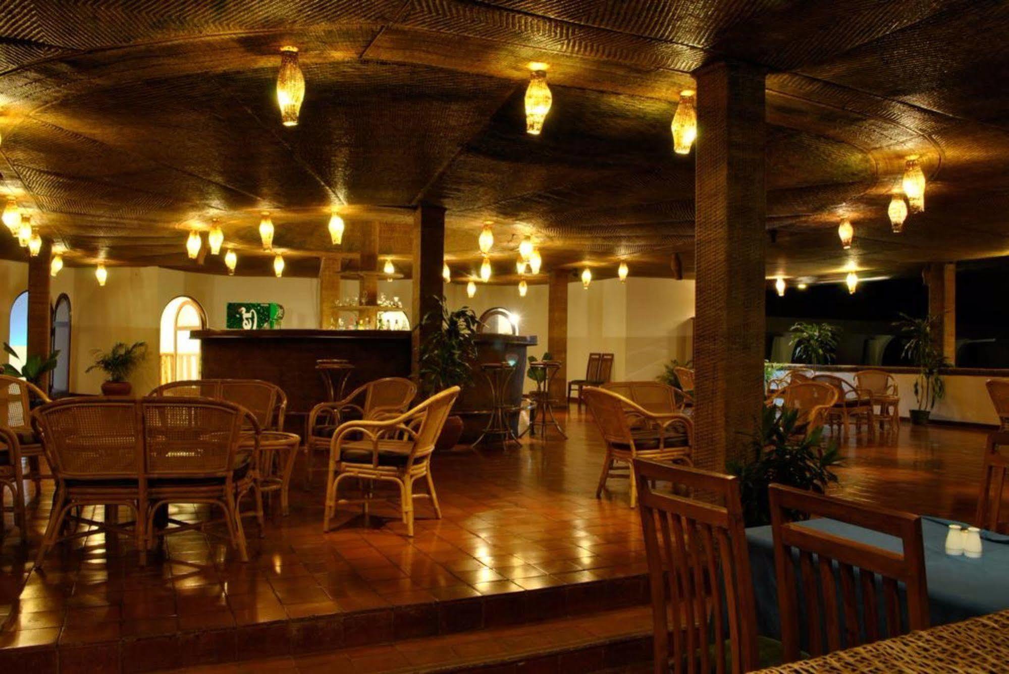 Peacock Beach Hotel 汉班托塔 外观 照片