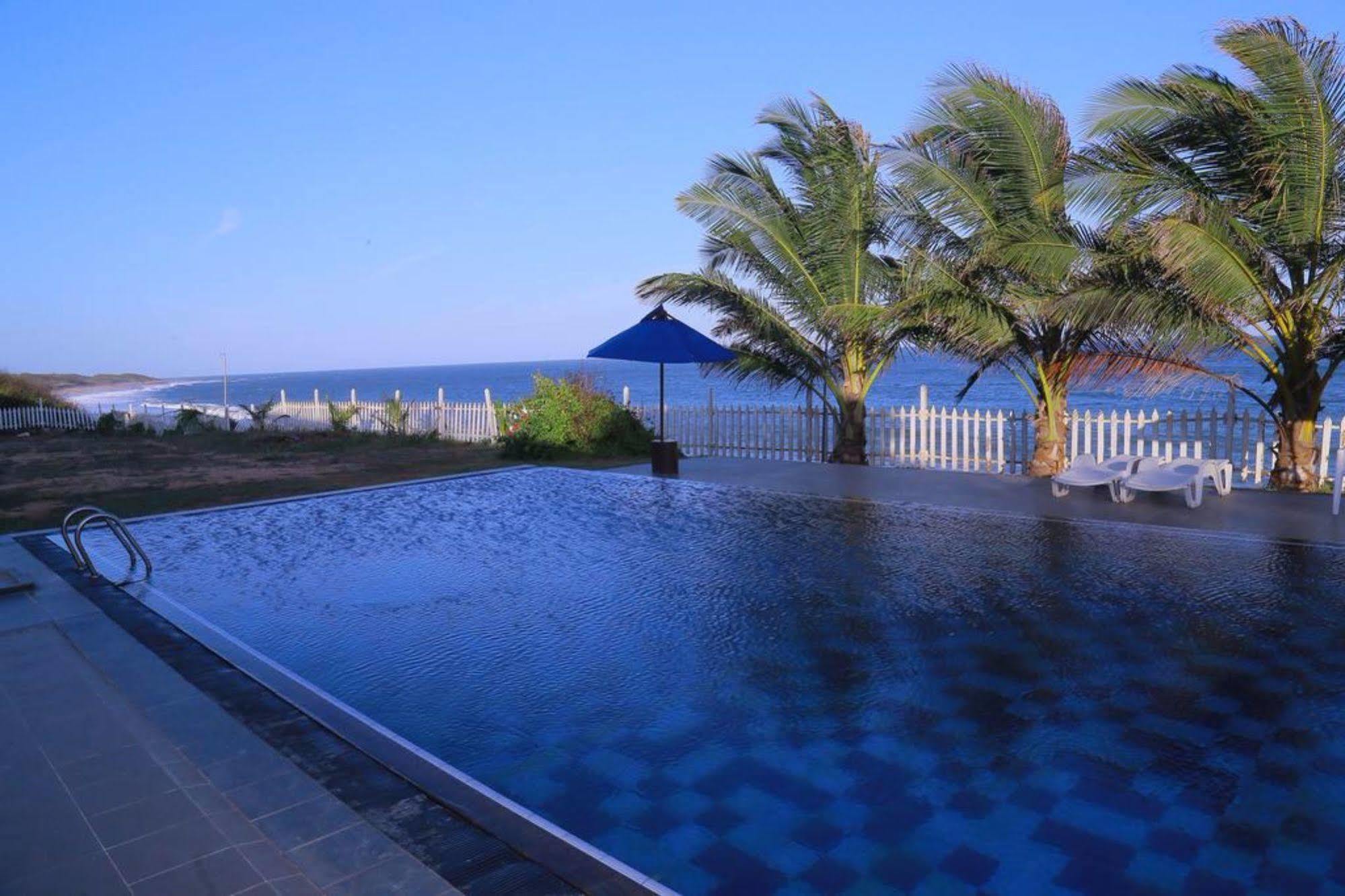 Peacock Beach Hotel 汉班托塔 外观 照片