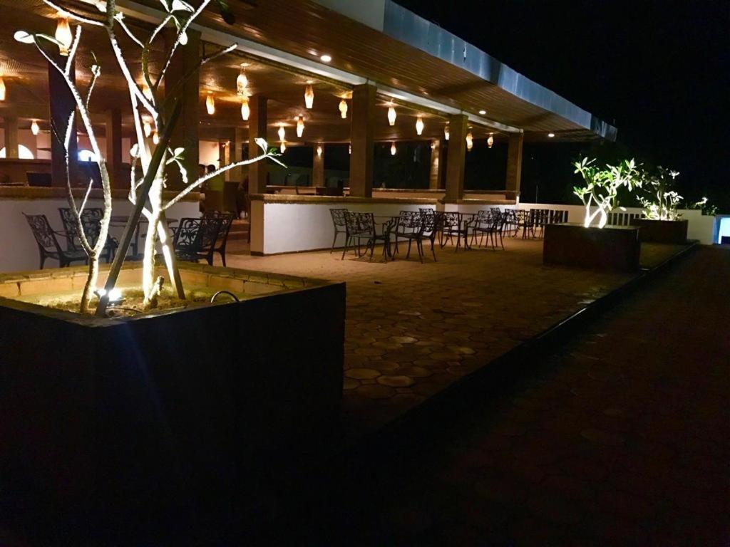 Peacock Beach Hotel 汉班托塔 外观 照片