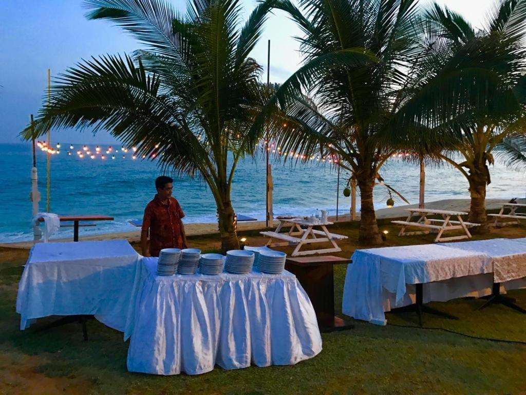 Peacock Beach Hotel 汉班托塔 外观 照片