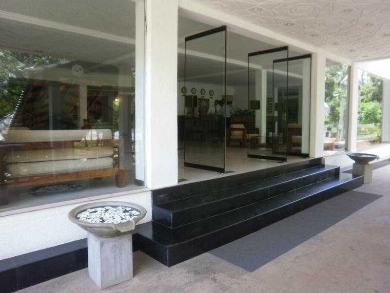 Peacock Beach Hotel 汉班托塔 外观 照片
